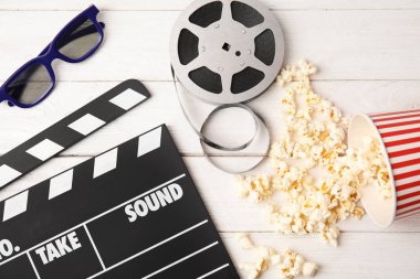 Clapper, patlamış mısır ve ahşap arka plan üzerinde 3d gözlük ile düz yatıyordu kompozisyon. Sinema snack