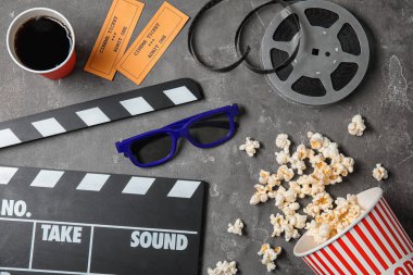 Clapper ve gri arka plan üzerinde patlamış mısır düz yatıyordu kompozisyonu. Sinema snack