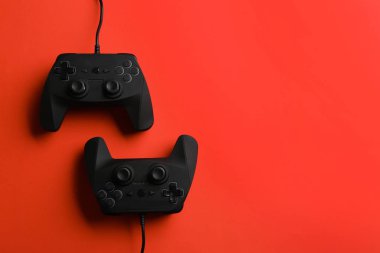 Modern video oyun kumandaları renk arka plan üzerinde en iyi görünüm için metin alanı ile