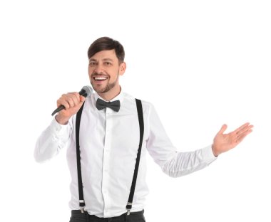 Resmi kıyafetler beyaz arka plan üzerinde mikrofon ile poz yakışıklı adam