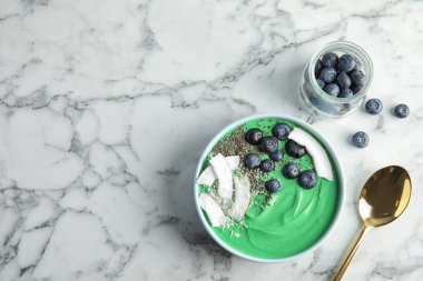 Spirulina güler yüzlü ve mermer zemin, metin için yer ile üstten görünüm üzerinde yaban mersini kase