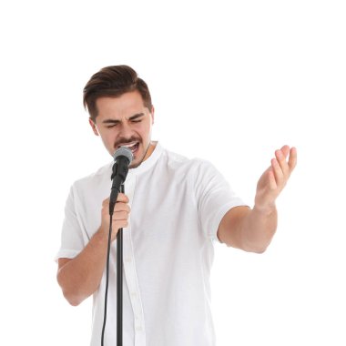 Yakışıklı delikanlı beyaz arka plan üzerinde mikrofon şarkı