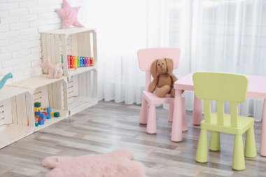 Şirin çocuk odası iç masa, sandalye ve oyuncaklar