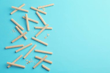 Lezzetli gofret düz yatıyordu kompozisyon renk arka plan üzerinde rulo. Metin için yer