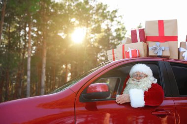 Otantik Noel Baba hediye kutuları ile araba dışarı--dan görünüm
