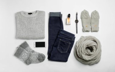 Ayarla şık giysiler ve aksesuarlar, düz beyaz arka plan üzerinde yatıyordu