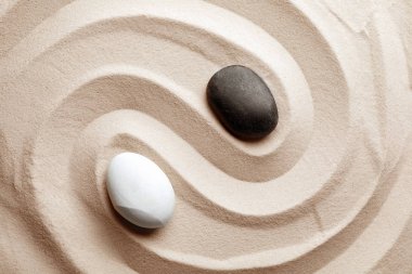Zen bahçe taşları üzerine kum desen, üstten görünüm ile. Meditasyon ve uyum