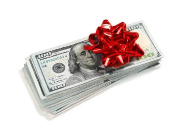 Beyaz arka plan üzerinde yay ile doları banknot yığını