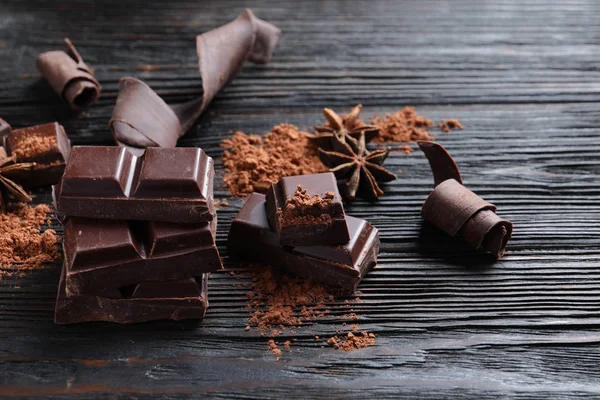 Siyah Ahşap Masa Üzerinde Çikolata Parçalarını — Stok fotoğraf