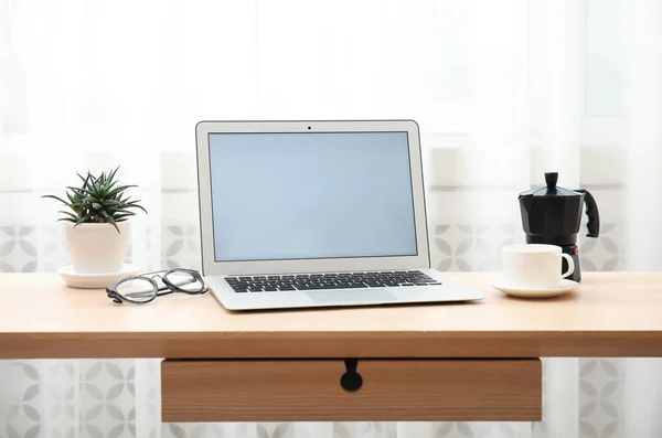 Local Trabalho Acolhedor Blogger Com Laptop Casa — Fotografia de Stock