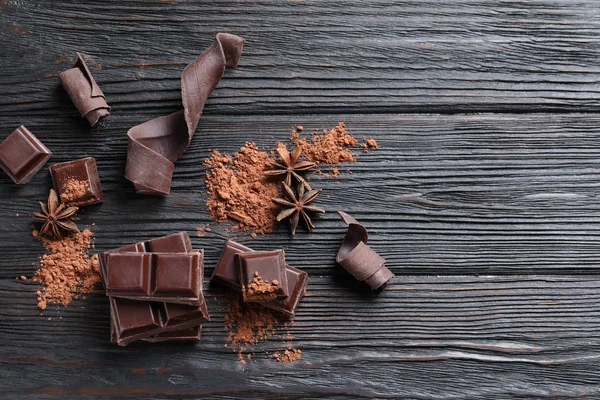 Pedaços Chocolate Preto Mesa Madeira Flat Lay Espaço Para Texto — Fotografia de Stock