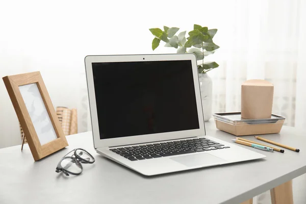Accogliente Blogger Sul Posto Lavoro Con Laptop Casa — Foto Stock