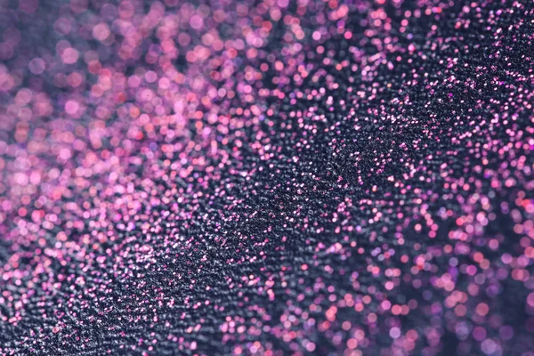 暗い背景のボケ効果を持つピンクのグリッター — ストック写真