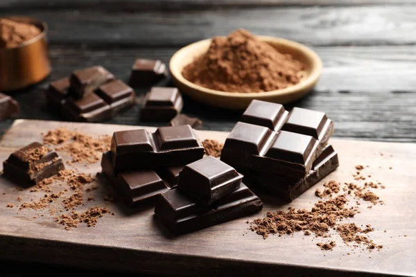 Trozos Chocolate Negro Sobre Tabla Madera — Foto de Stock