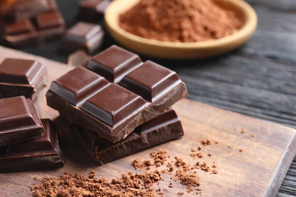 Pedaços Chocolate Preto Tábua Madeira — Fotografia de Stock