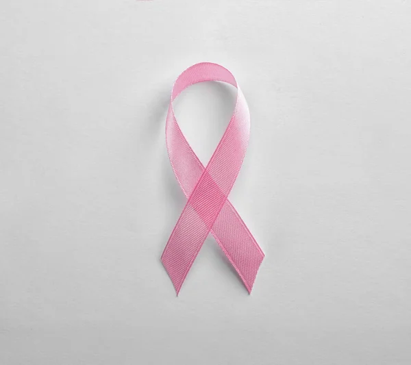 上面ビュー 白地にピンクのリボン 乳房癌意識概念 — ストック写真