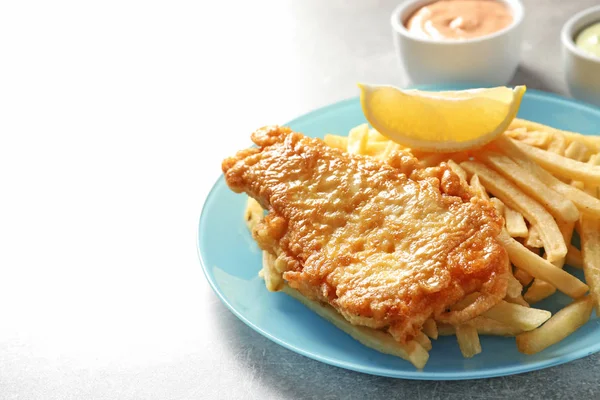 Teller Mit Traditionellem Britischen Fisch Und Kartoffelchips Auf Grauem Hintergrund — Stockfoto