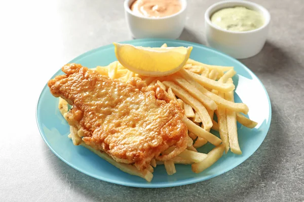 Teller Mit Traditionellem Britischen Fisch Und Kartoffelchips Auf Grauem Hintergrund — Stockfoto