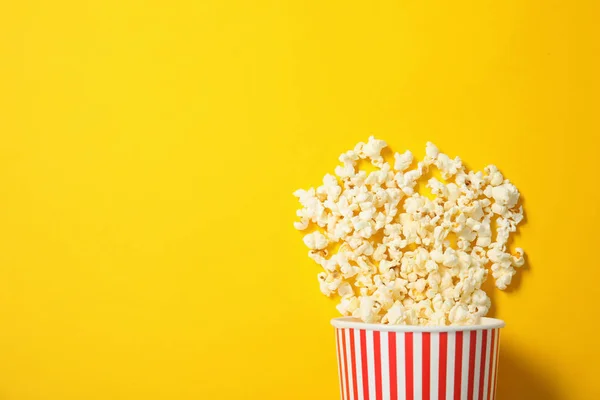 Frische Leckere Popcorn Und Tasse Auf Farbigem Hintergrund Draufsicht Mit — Stockfoto