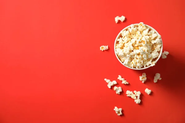 Palomitas Maíz Frescas Sabrosas Taza Fondo Color Vista Superior Con — Foto de Stock