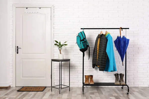 Stijlvolle Hal Interieur Met Schoenen Kleding Hanger Stand — Stockfoto