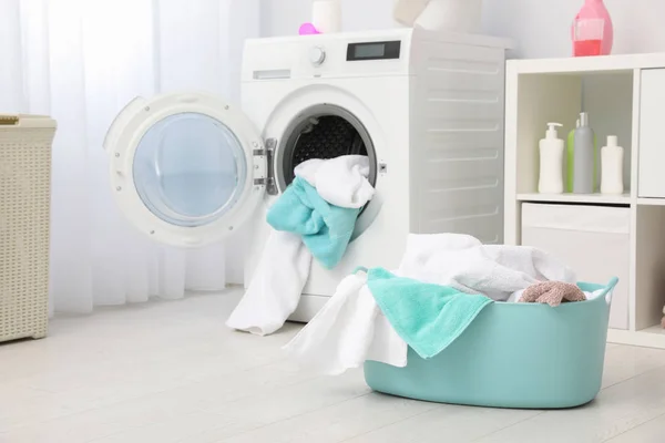 バスケット 洗濯機に汚れたタオル付きのバスルームのインテリア — ストック写真