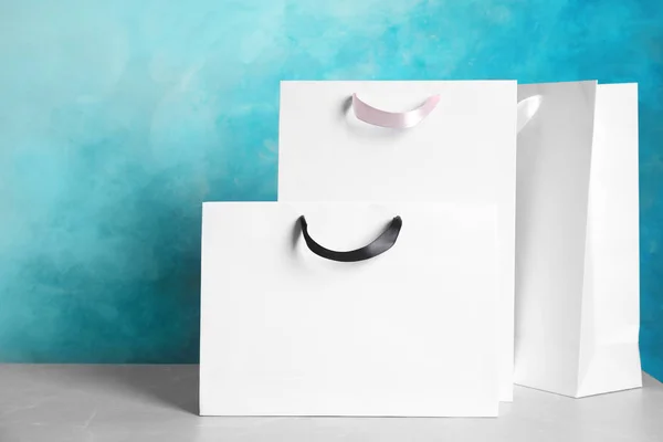 Bolsas Papel Mesa Contra Fondo Color Prepárate Para Diseño —  Fotos de Stock