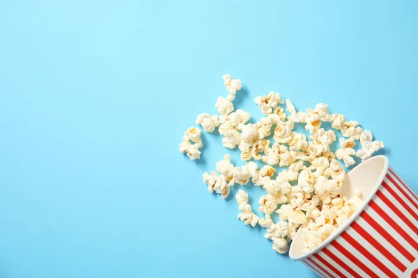 Tasse Mit Frischem Leckerem Popcorn Auf Farbigem Hintergrund Draufsicht Kinosnack — Stockfoto