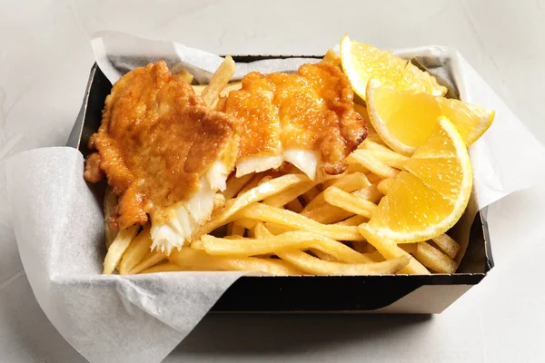 Recipiente Com Peixe Tradicional Britânico Batatas Fritas Mesa — Fotografia de Stock