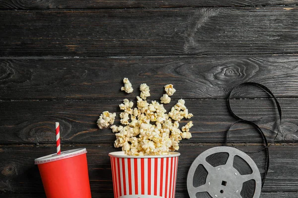Popcorn Bobina Bevanda Sfondo Legno Spazio Testo Spuntino Cinematografico — Foto Stock