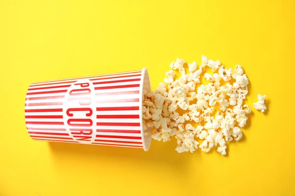 Tasse Mit Frischem Leckerem Popcorn Auf Farbigem Hintergrund Draufsicht Kinosnack — Stockfoto