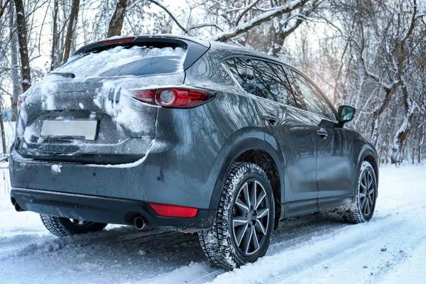 Besneeuwde Landweg Met Auto Winterdag — Stockfoto