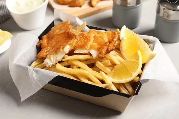 Behållare Med Brittiska Traditionella Fisk Och Potatis Chips Bordet — Stockfoto