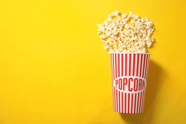 Frische Leckere Popcorn Und Tasse Auf Farbigem Hintergrund Draufsicht Mit — Stockfoto