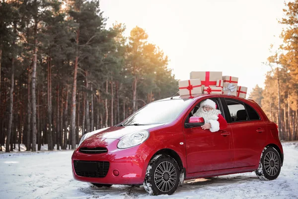 Papai Noel Autêntico Carro Vermelho Com Caixas Presente Vista Fora — Fotografia de Stock