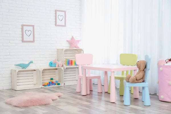 Acogedor Interior Habitación Para Niños Con Mesa Sillas Juguetes — Foto de Stock