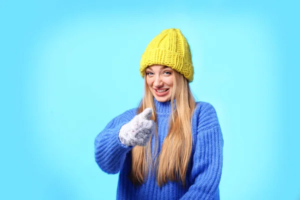 Şık Şapka Kazak Atkı Renk Arka Plan Metin Için Yer — Stok fotoğraf