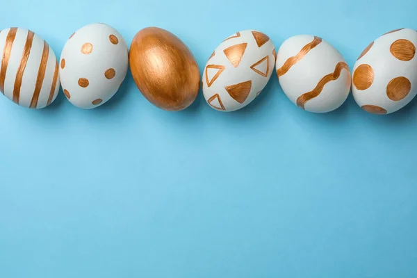 Geleneksel Paskalya Yumurtaları Kümesi Renk Arka Plan Üstten Görünüm Üzerinde — Stok fotoğraf
