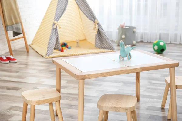 Cozy Děti Prostor Interiéru Tabulkou Stolice Stan Hraní — Stock fotografie