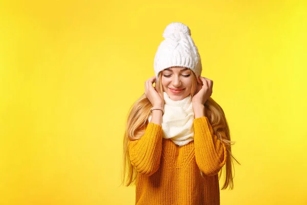 Porträt Einer Emotionalen Jungen Frau Mit Stylischem Hut Pullover Und — Stockfoto