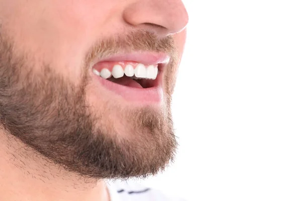 Νεαρός Άνδρας Υγιή Δόντια Και Χαμόγελο Λευκό Φόντο Κοντινό Πλάνο — Φωτογραφία Αρχείου