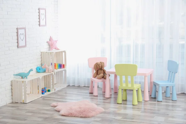 Acogedor Interior Habitación Para Niños Con Mesa Sillas Juguetes —  Fotos de Stock