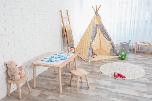 Acogedor Interior Habitación Para Niños Con Mesa Taburetes Tienda Juegos — Foto de Stock