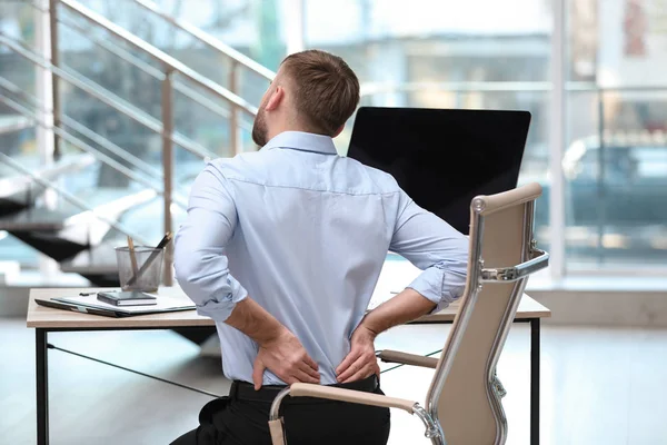 Geschäftsmann Leidet Rückenschmerzen Arbeitsplatz — Stockfoto