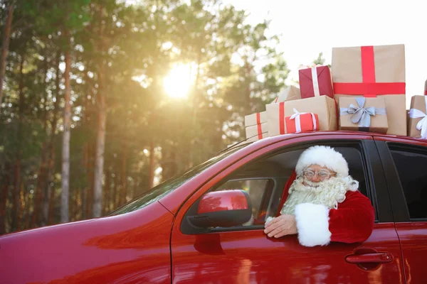 Autêntico Carro Condução Papai Noel Com Caixas Presente Vista Fora — Fotografia de Stock