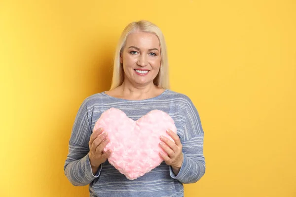 Portret Van Een Volwassen Vrouw Met Decoratieve Hartvormige Kussen Kleur — Stockfoto