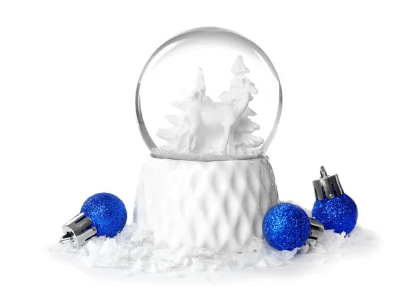 Magische Sneeuwbol Met Kerstballen Witte Achtergrond — Stockfoto