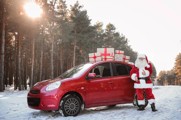 Autentico Babbo Natale Vicino Auto Rossa Con Scatole Regalo All — Foto Stock
