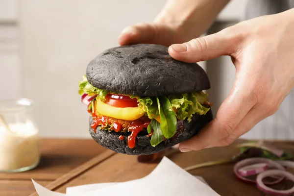 Žena Držící Chutné Černé Vegetarián Burger Nad Stůl Closeup — Stock fotografie