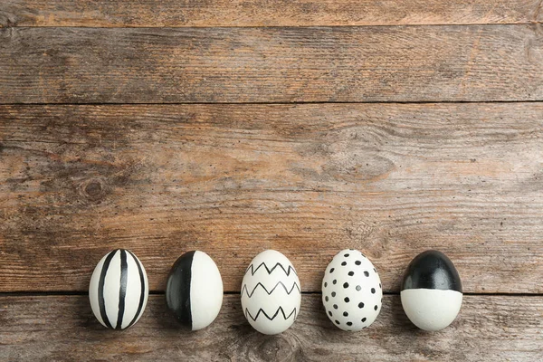 Metin Için Yer Ile Boyalı Paskalya Yumurtaları Düz Ahşap Arka — Stok fotoğraf